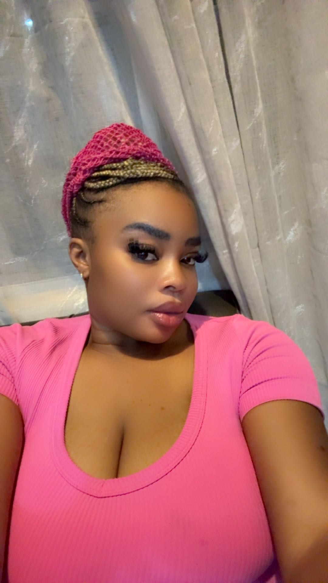 Onyix from Nigeria, with her camera on for a 1 on 1 cam chat
